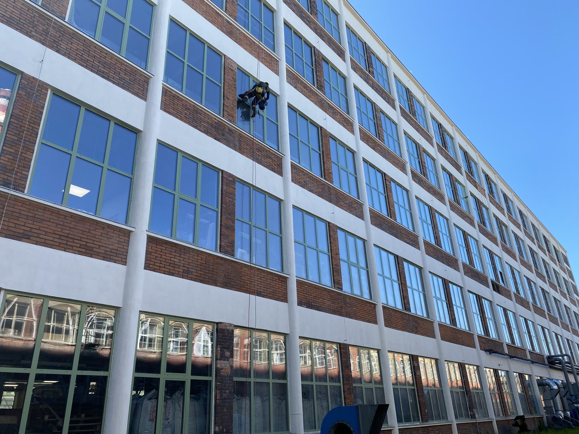 Výškové mytí oken na 44. budově v areálu Svit Zlín